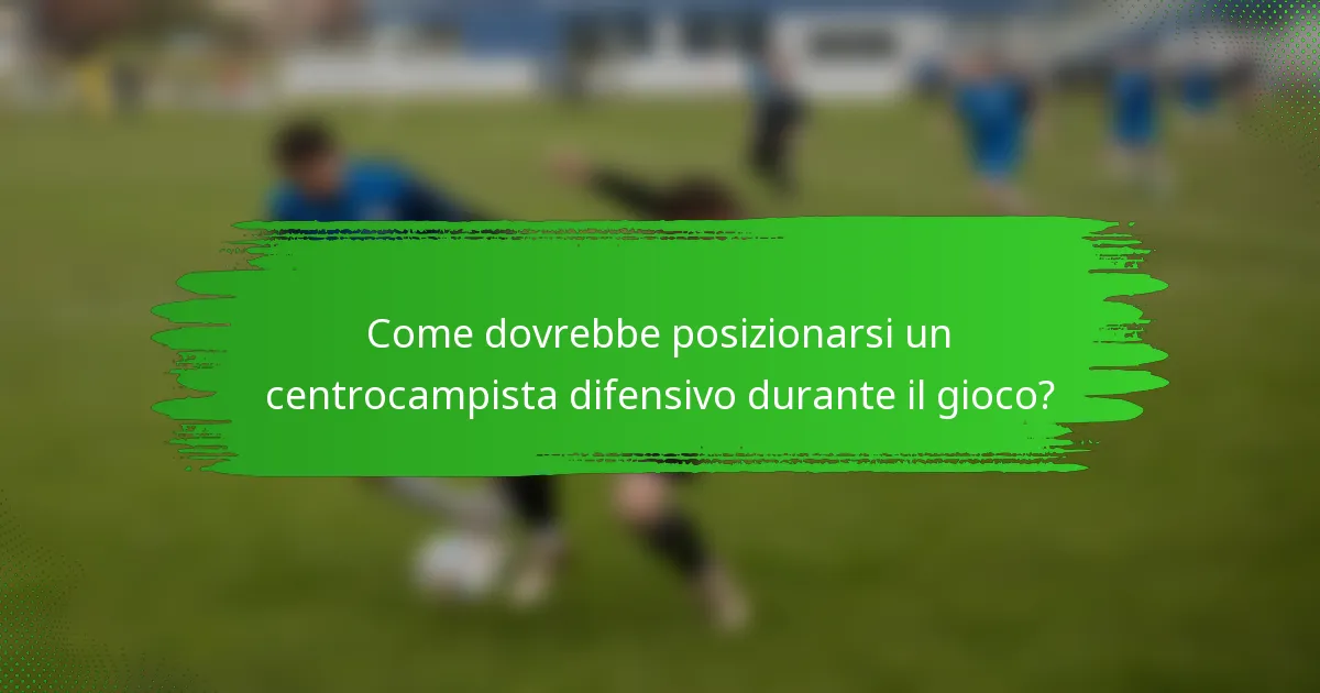 Come dovrebbe posizionarsi un centrocampista difensivo durante il gioco?